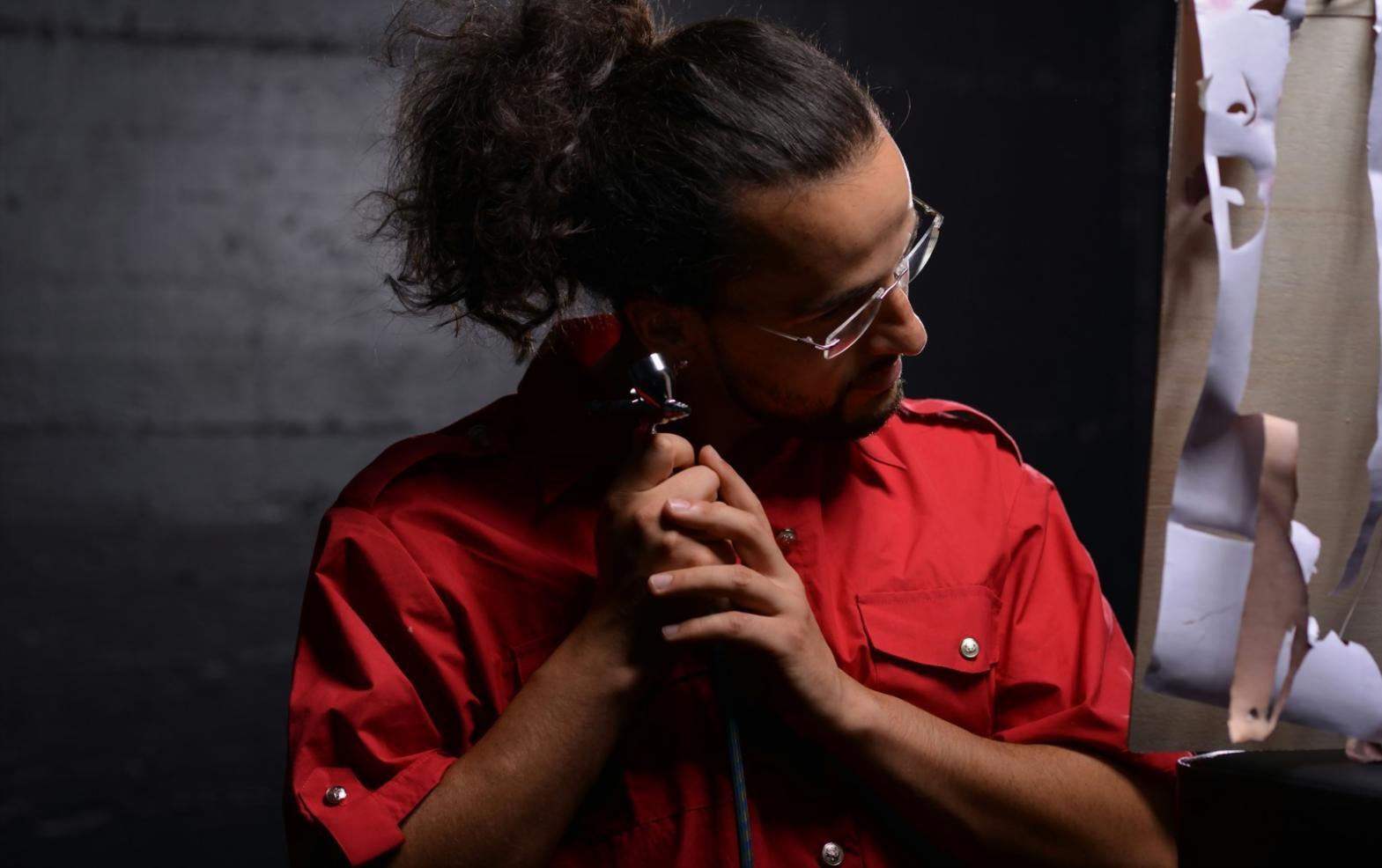 Estudiante trabajando en fundamentos de arte conceptual